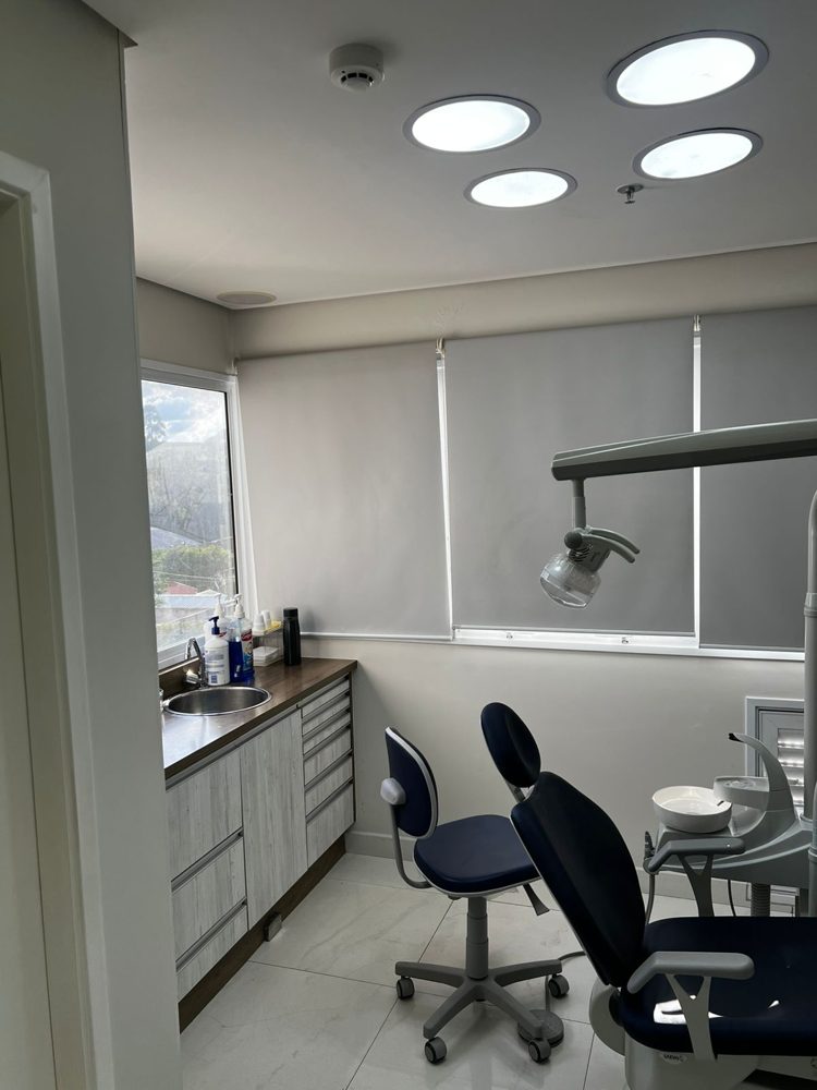 Área de apoio com cuba de inox e produtos de higiene, com janela para a rua